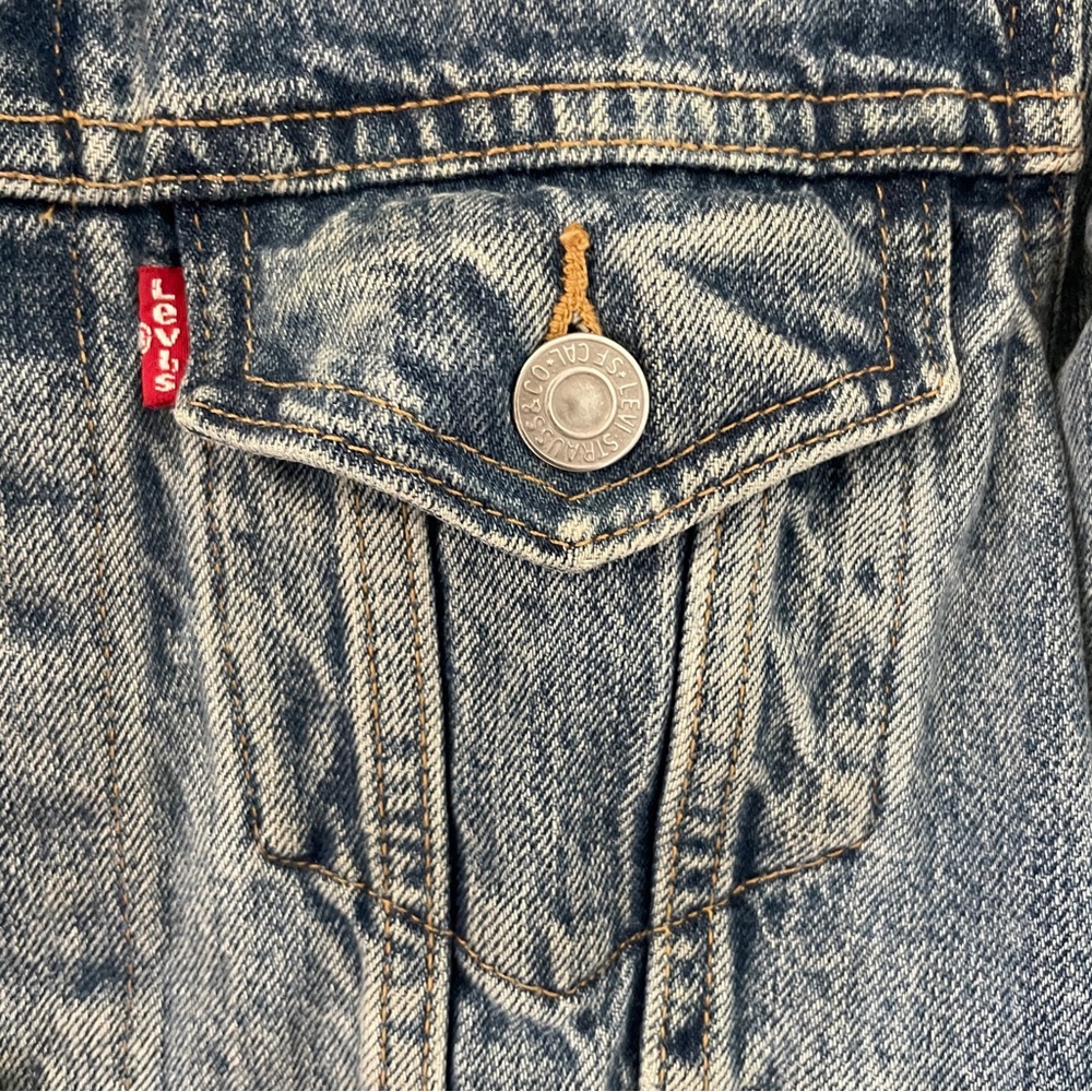 Levi's Stone Washed Women’s Fitted Denim Jacket - Picture 4 of 7